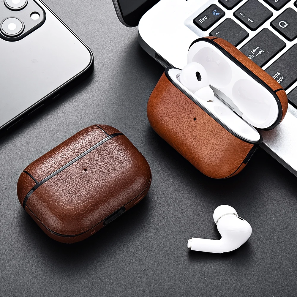Vỏ da AirPods màu nâu cognac đặt cạnh laptop