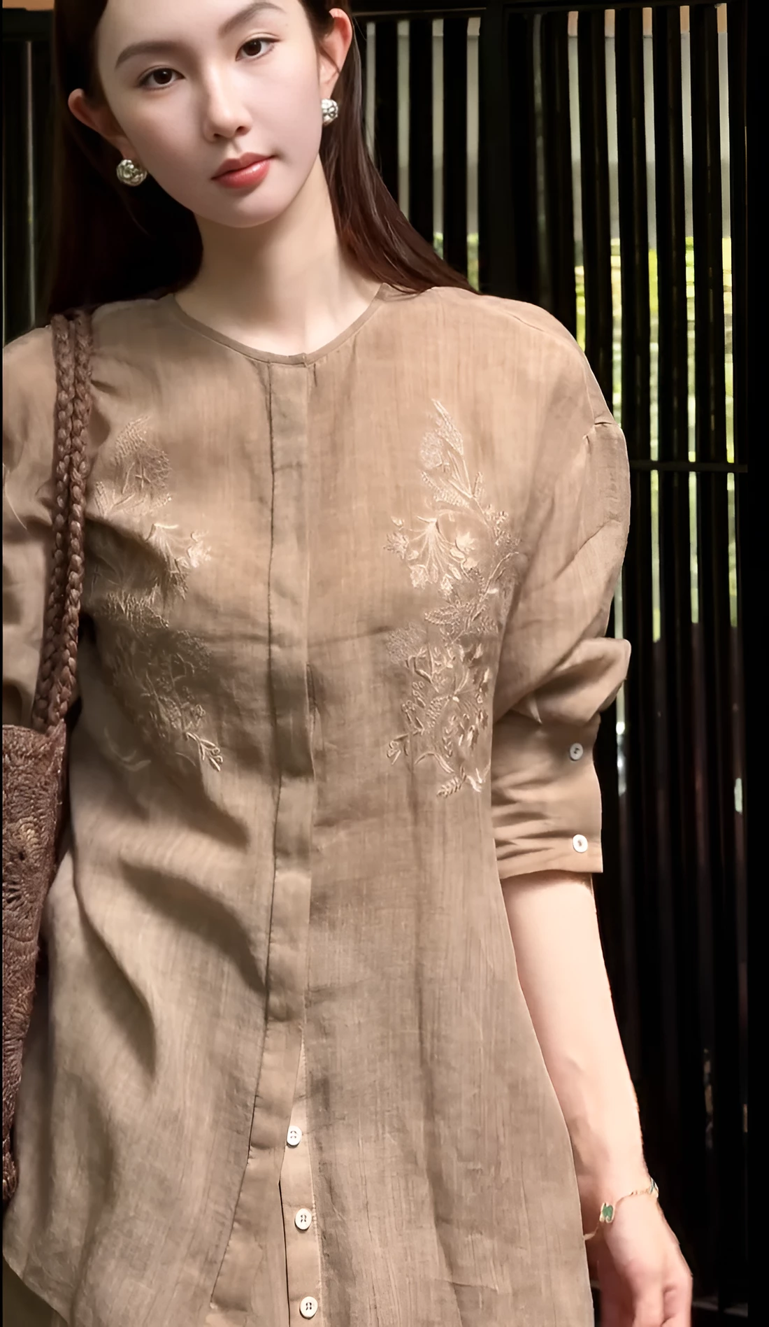 Cận cảnh chi tiết thêu hoa trên nền vải linen nâu