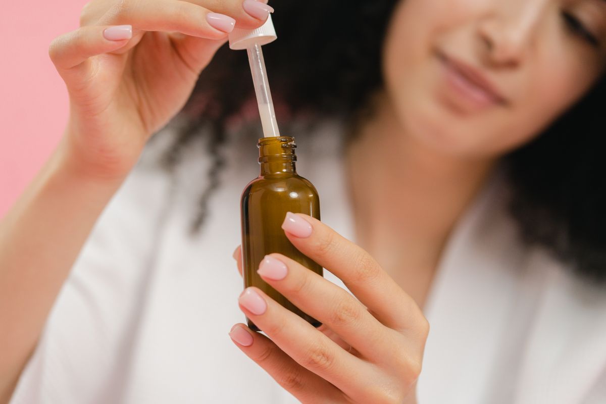 Lọ serum NAMI trên tay