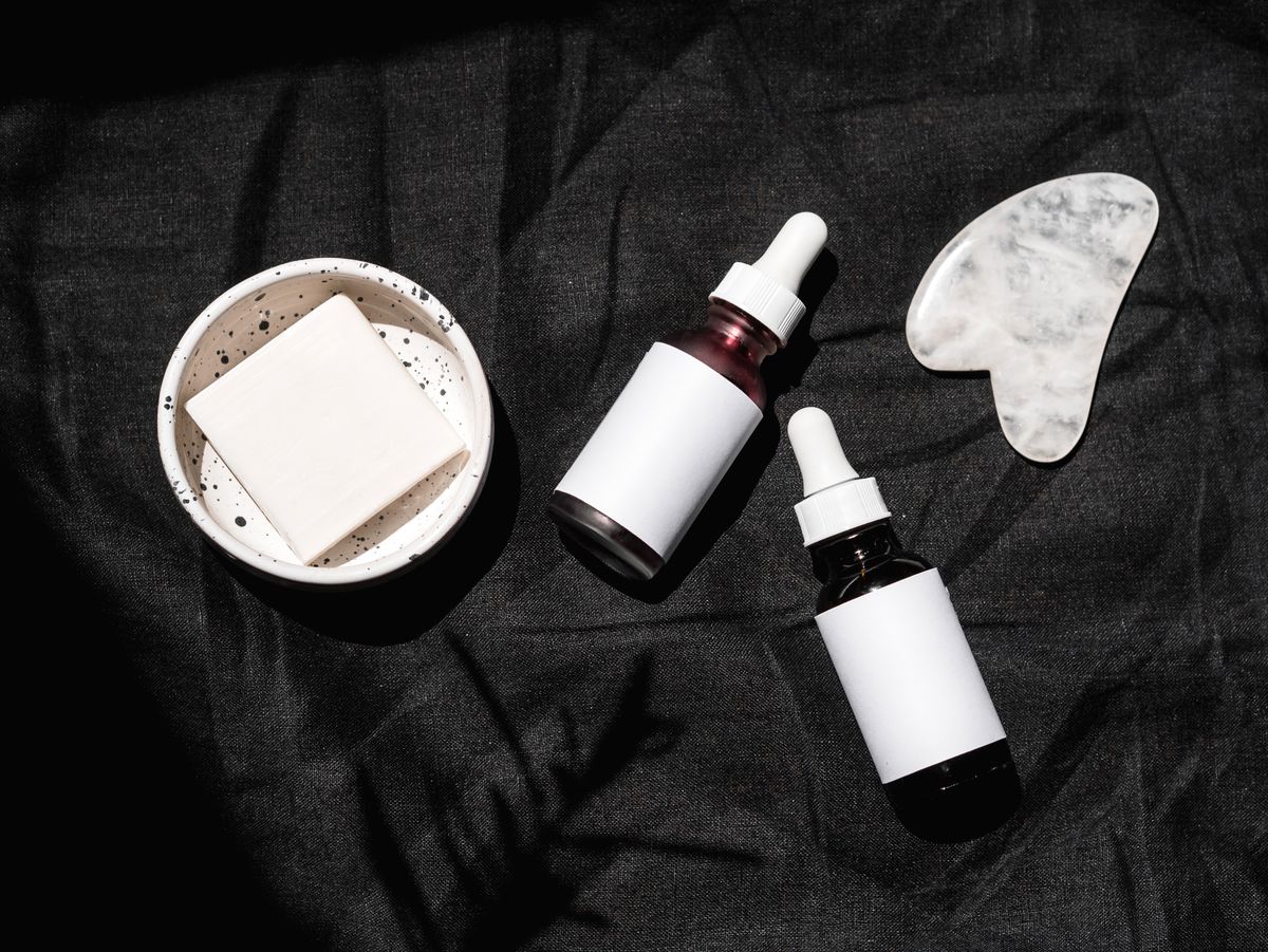 Lấy 3 đến 4 giọt serum
