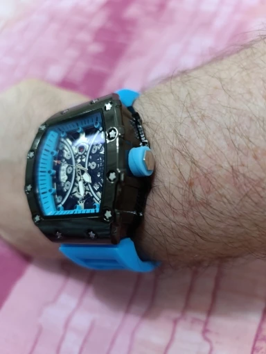 TORQ L146 đeo trên cổ tay khách hàng