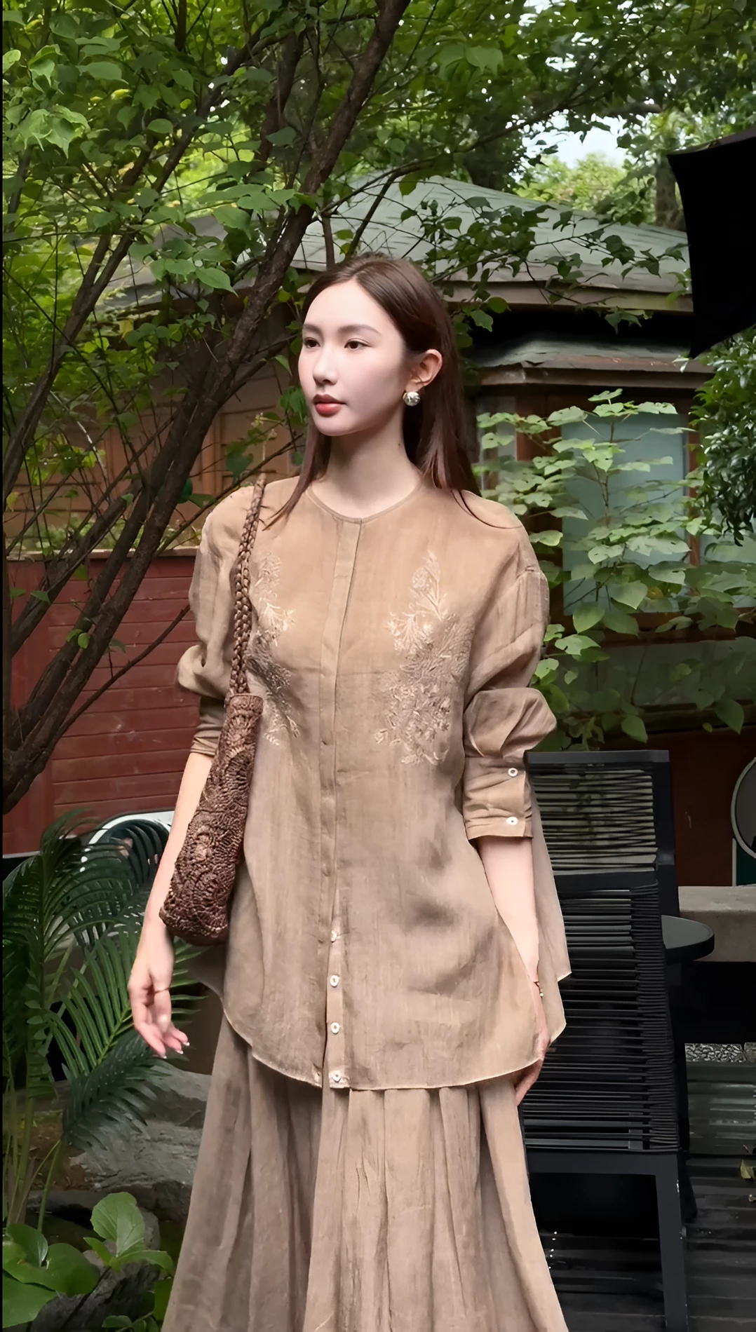 Sunny Brown phối cùng túi cói dạo phố