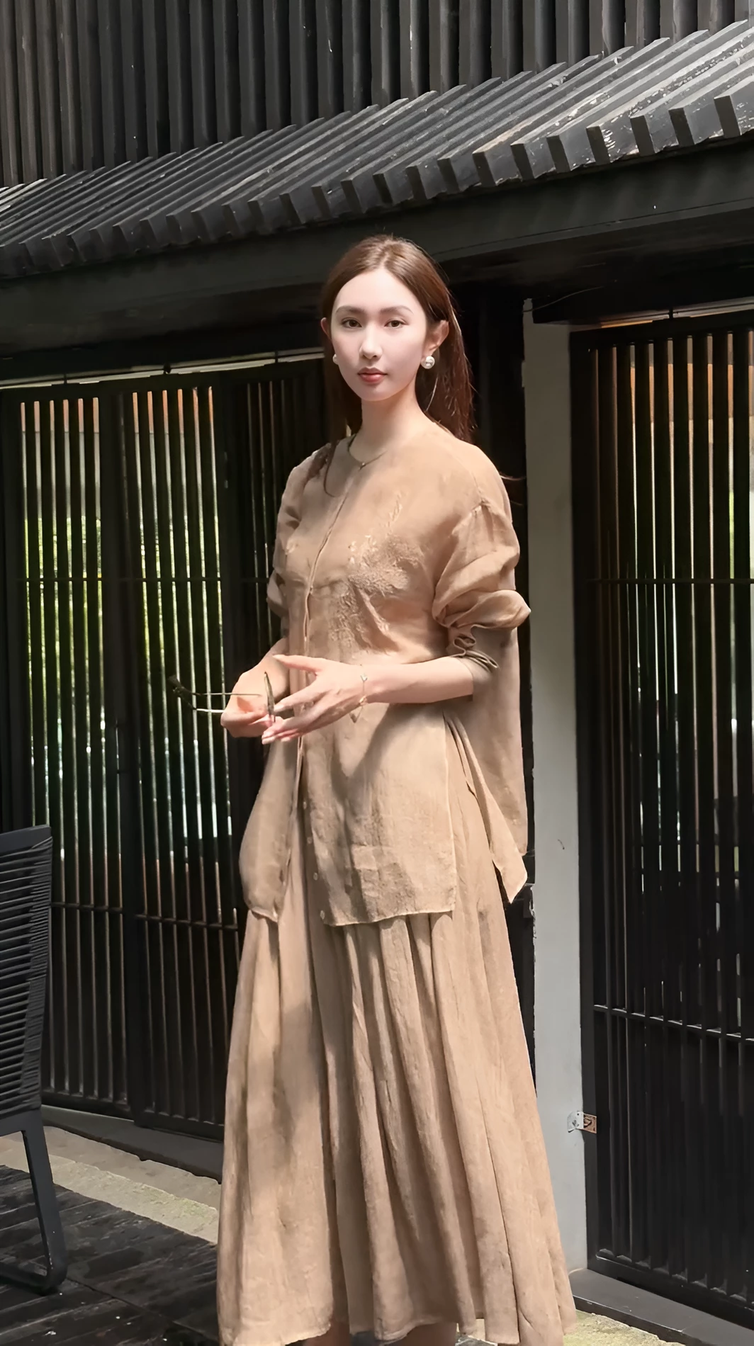 Set áo sơ mi thêu hoa và chân váy xếp ly linen Sunny Brown