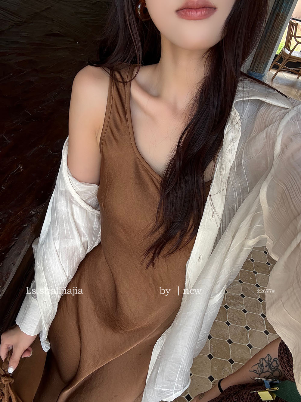 Cận cảnh chất satin và cổ chữ U