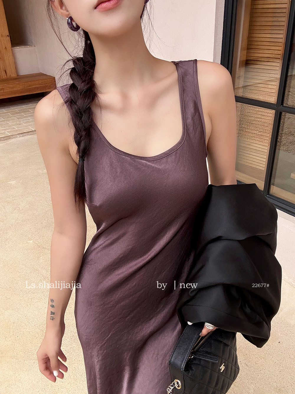 Cận cảnh cổ chữ U và dây vai bản to
