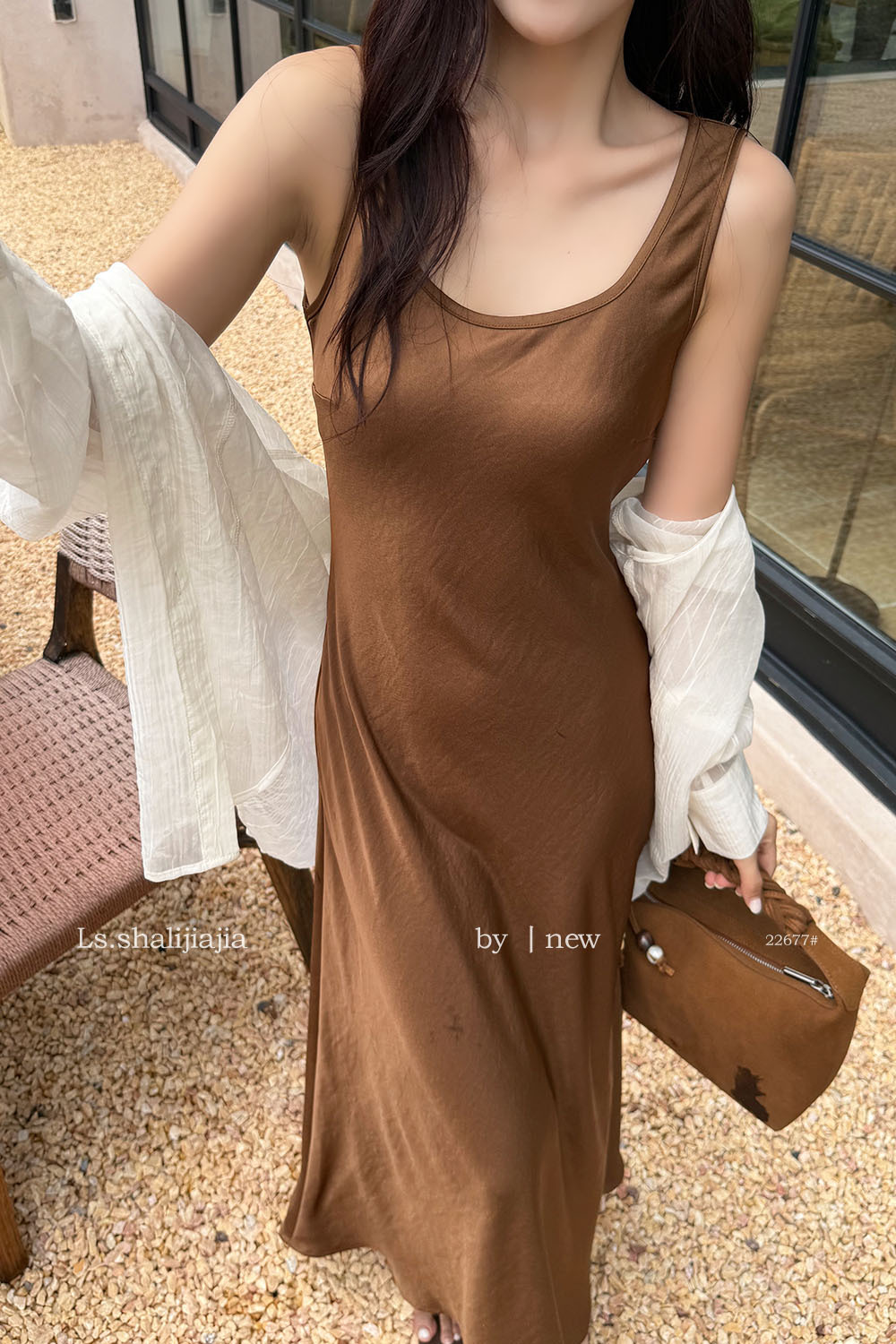 Cận cảnh chất satin lụa rũ mềm trên thân váy